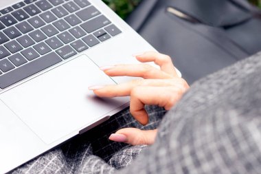 Dokunmatik ped kullanarak kadın eli ve parmağını kapat. Kadın eli, internet taraması için dizüstü bilgisayarda dokunmatik ped kullanıyor. Yaşam tarzı ve teknoloji kavramı.