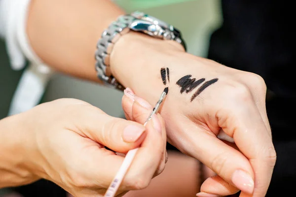 Make Kunstenaar Test Zwarte Cosmetica Met Borstel Haar Hand Close — Stockfoto