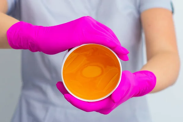 Esteticista Segurando Frasco Com Pasta Amarela Líquida Para Açúcares Close — Fotografia de Stock