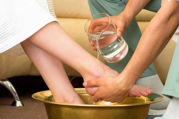 マッサージ前に女性の足を洗うスパサロンでのマッサージ手順 — ストック写真