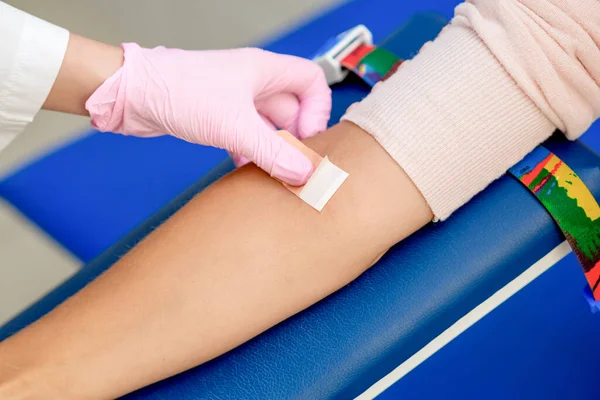 Arzt Gummischutzhandschuhen Klebt Nach Blutentnahme Pflaster Auf Arm — Stockfoto