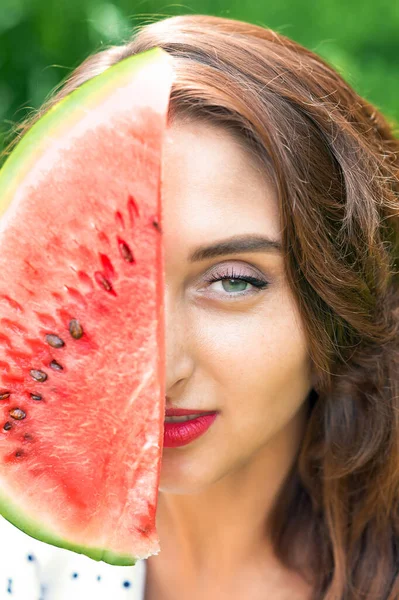 Detailní Portrét Dívky Drží Plátek Melounu Zakrývající Část Obličeje Žena — Stock fotografie