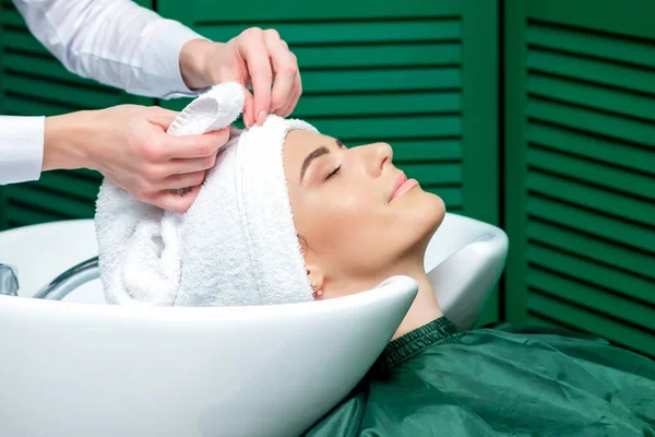 Fryzjer Owijający Włosy Kobiety Ręcznik Umyciu Głowy Salonie Piękności Zbliżenie — Zdjęcie stockowe