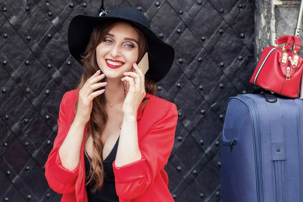 Sorrindo Mulher Bonita Com Uma Mala Está Falando Smartphones Livre — Fotografia de Stock