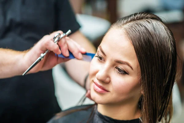 Frisör Gör Frisyr För Ung Kvinna Med Våt Brun Långt — Stockfoto