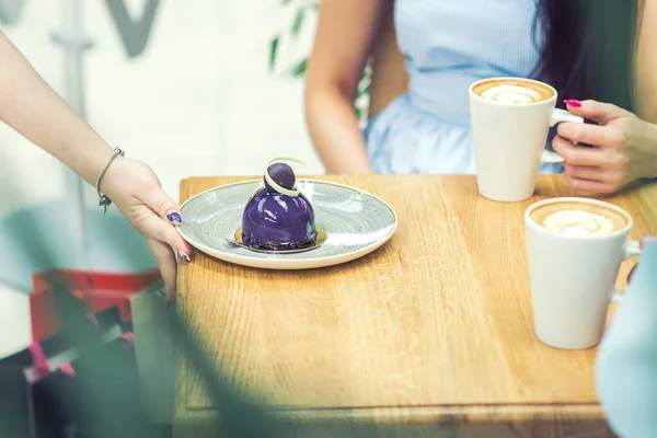 Mão Feminina Está Colocando Pedaço Bolo Mesa Café Garçom Coloca — Fotografia de Stock