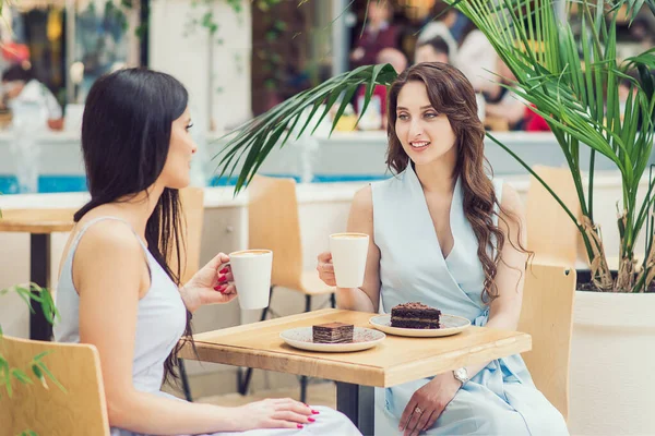 Duas Jovens Mulheres Estão Bebendo Café Com Pedaços Bolo Café — Fotografia de Stock