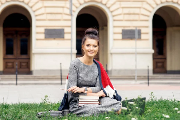 Kaukasische Studentin Studiert Auf Dem Campus Rasen Mit Büchern Der — Stockfoto