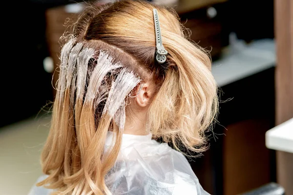 美容室で若い女性の髪を閉じる — ストック写真