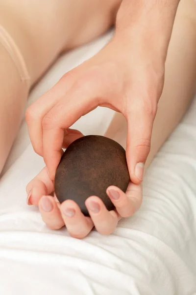 Masajista Poniendo Piedra Masaje Mano Femenina Cerca — Foto de Stock