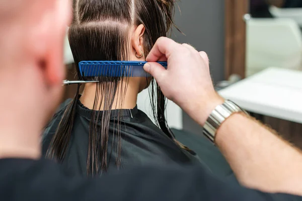 Kapper Knippen Haar Van Vrouw Close Achteraanzicht — Stockfoto