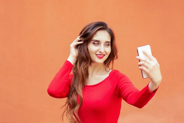 Mulher Bonita Está Tomando Selfie Com Smartphone Fundo Laranja Menina — Fotografia de Stock