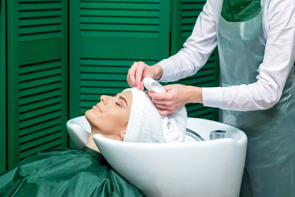 Fryzjer Owijający Włosy Kobiety Ręcznik Umyciu Głowy Salonie Piękności Zbliżenie — Zdjęcie stockowe