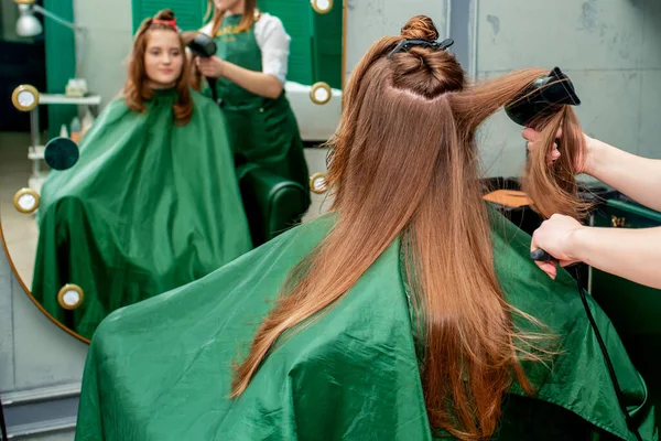 Kadeřník Vysuší Vlasy Ženy Zatímco Dělat Účes Salonu Krásy — Stock fotografie