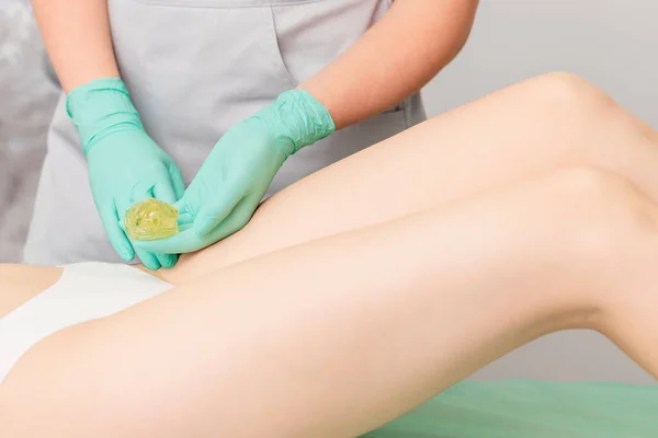 Kosmetikerin Beim Wachsen Der Beine Einer Frau Wellnesszentrum — Stockfoto