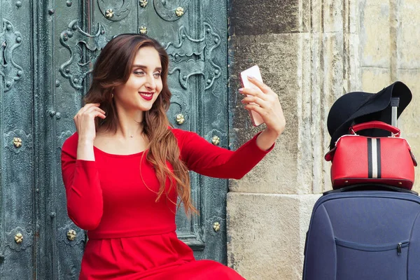 Mulher Viagem Chapéu Preto Com Mala Faz Selfie Perto Porta — Fotografia de Stock