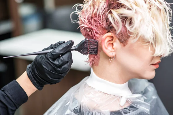 Parrucchiere Professionista Utilizza Una Spazzola Applicare Tintura Rosa Capelli Colorazione — Foto Stock