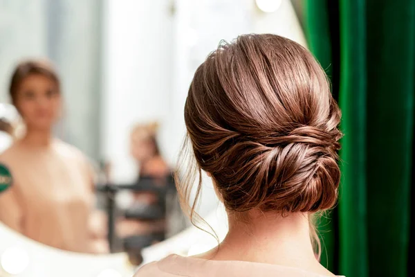 Terug Uitzicht Kapsel Van Mooie Brunette Jonge Vrouw Voorkant Van — Stockfoto