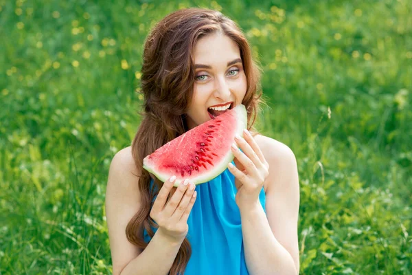 Portrét Krásné Mladé Ženy Plátek Melounu Hezká Dívka Červené Zralé — Stock fotografie