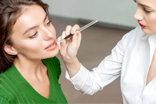 Maquillaje Artista Aplica Lápiz Labial Los Labios Mujer Maquillaje Proceso —  Fotos de Stock