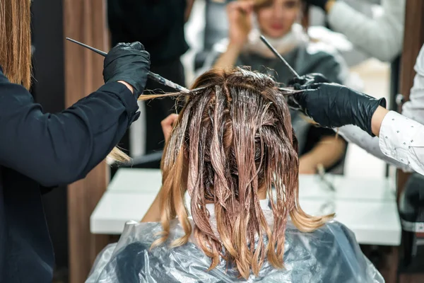 Profesjonalni Fryzjerzy Umierają Kobiece Włosy Salonie Piękności — Zdjęcie stockowe