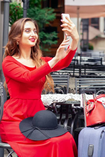 Moda Turista Jovem Mulher Negócios Está Vestindo Vestido Vermelho Tomando — Fotografia de Stock