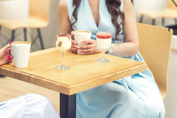 Dois Coquetéis Diferentes Mesa Café Fundo Duas Mãos Meninas Mulheres — Fotografia de Stock