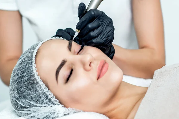 Permanente Make Wenkbrauwen Van Jonge Vrouw Door Professionele Cosmetoloog Close — Stockfoto