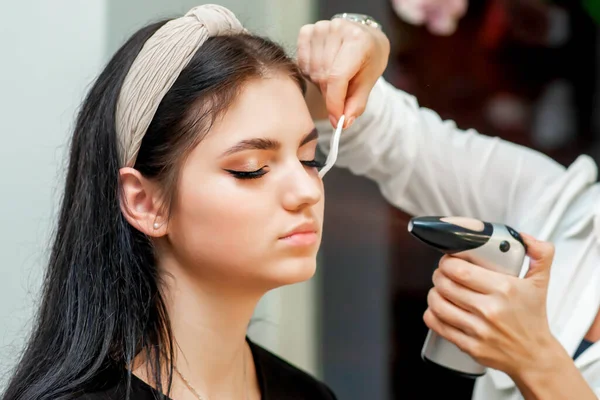 Makeup Konstnärens Hand Sprayar Med Hjälp Airbrush Kvinnans Ansikte Fastställande — Stockfoto
