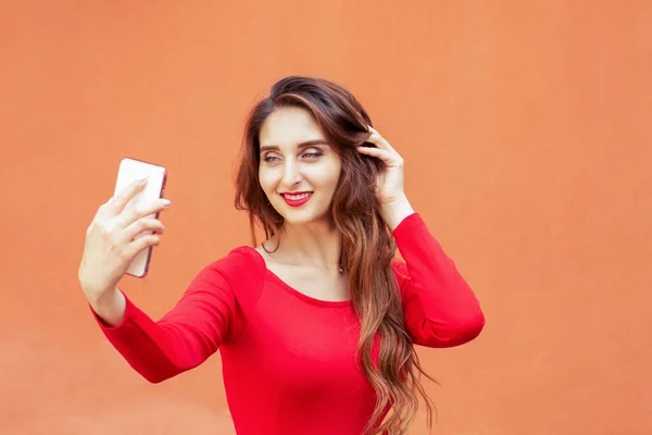 Menina Adulta Bonita Está Tomando Selfie Por Smartphone Fundo Parede — Fotografia de Stock
