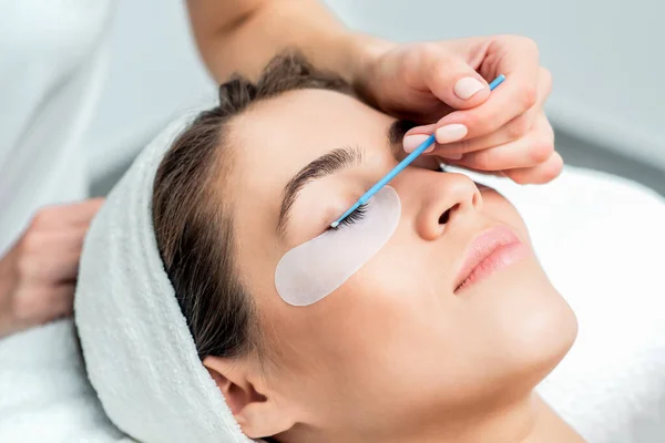 Ręka Kosmetologa Wyciera Oko Kobiety Przez Pączek Bawełny — Zdjęcie stockowe