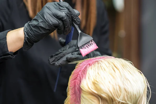 Kappers Verft Blond Haar Roze Kleur Close — Stockfoto