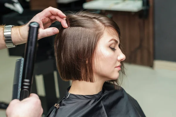 Profesjonalny Fryzjer Zaczyna Robić Fryzurę Dla Dziewczyny — Zdjęcie stockowe