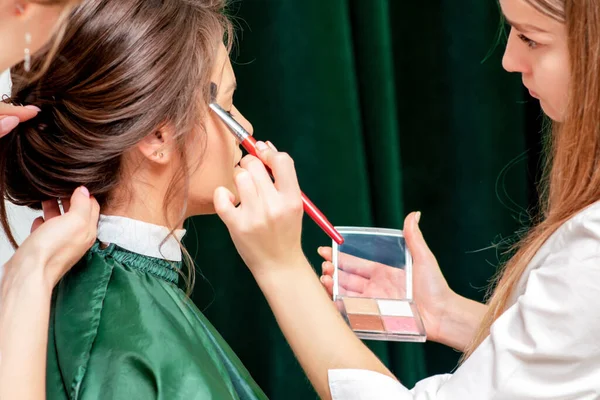 Giovane Donna Che Riceve Trucco Acconciatura Trucco Professionale Artista Parrucchiere — Foto Stock