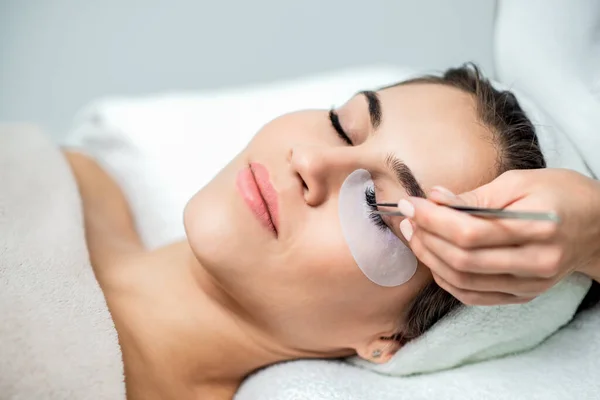 Woman Receiving Eyelash Extension Procedure Close — Stock Photo, Image