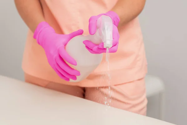 Mãos Limpam Quarto Incosmetology Mesa Tabela Desinfecção Antes Dos Procedimentos — Fotografia de Stock