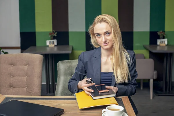 Retrato Uma Jovem Mulher Negócios Sorridente Sentada Café Conceito Negócio — Fotografia de Stock