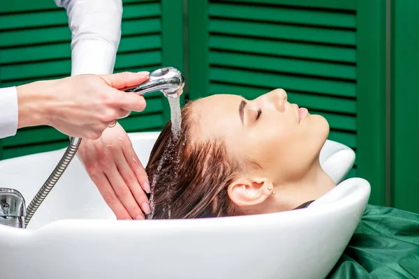 Prozess Haare Einer Frau Waschbecken Schönheitssalon Aus Nächster Nähe Waschen — Stockfoto