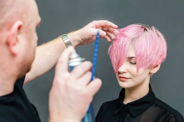 Kappers Gebruikt Een Haarspray Het Haar Van Een Vrouw Een — Stockfoto