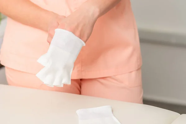 Krankenhaus Weiße Handschuhe Aus Nächster Nähe Anziehen — Stockfoto