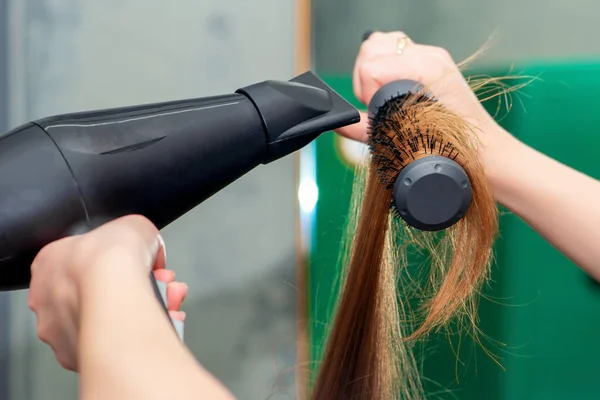 Manos Peluquería Seca Pelo Largo Castaño Con Secador Pelo Cepillo — Foto de Stock