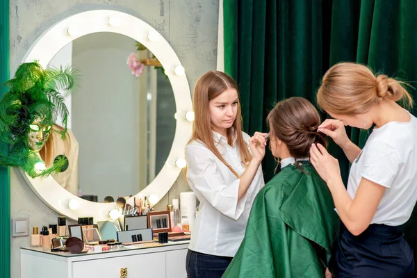 Parrucchiere Truccatore Lavorano Tandem Giovane Donna Nel Salone Bellezza — Foto Stock