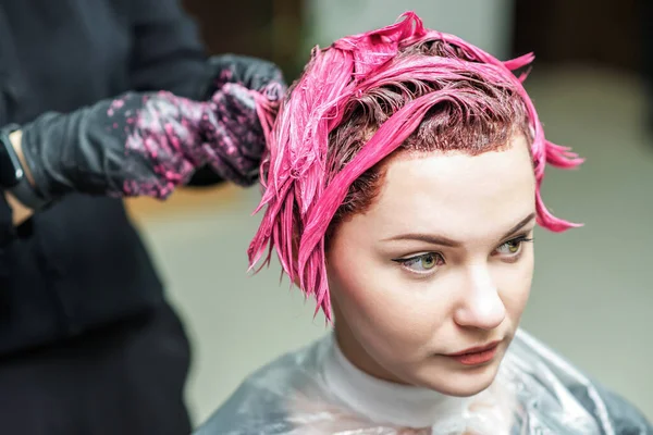 Kappers Handen Zijn Het Aanbrengen Van Roze Kleur Het Haar — Stockfoto