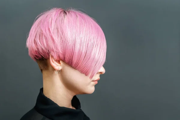 Hermosa Mujer Modelo Con Peinado Corto Rosa Sobre Fondo Gris —  Fotos de Stock