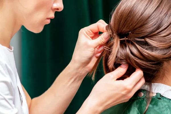 Mãos Fazem Penteado Cabelo Mulher Fecham — Fotografia de Stock