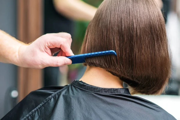 Kuaför Kuaförde Kadın Saçı Tarıyor — Stok fotoğraf