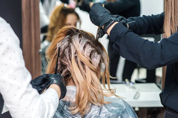Fryzjerskie Kolory Włosy Kobiety Salonie Fryzjerskim — Zdjęcie stockowe