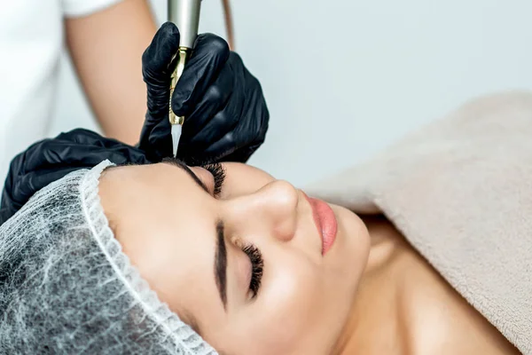 Stały Makijaż Brwi Młodej Kobiety Przez Profesjonalnego Kosmetologa Zbliżenie — Zdjęcie stockowe