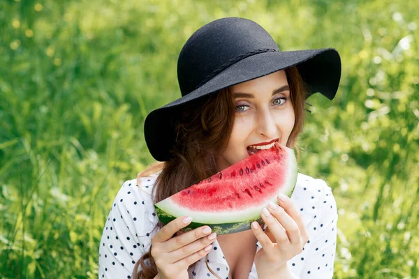 Hezká Dívka Černém Klobouku Plátek Sladkého Melounu Přírodě Mladá Žena — Stock fotografie