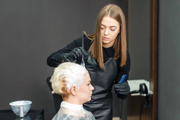 Professionele Kapper Verft Vrouwelijk Haar Een Schoonheidssalon Vrouw Kapper Verft — Stockfoto